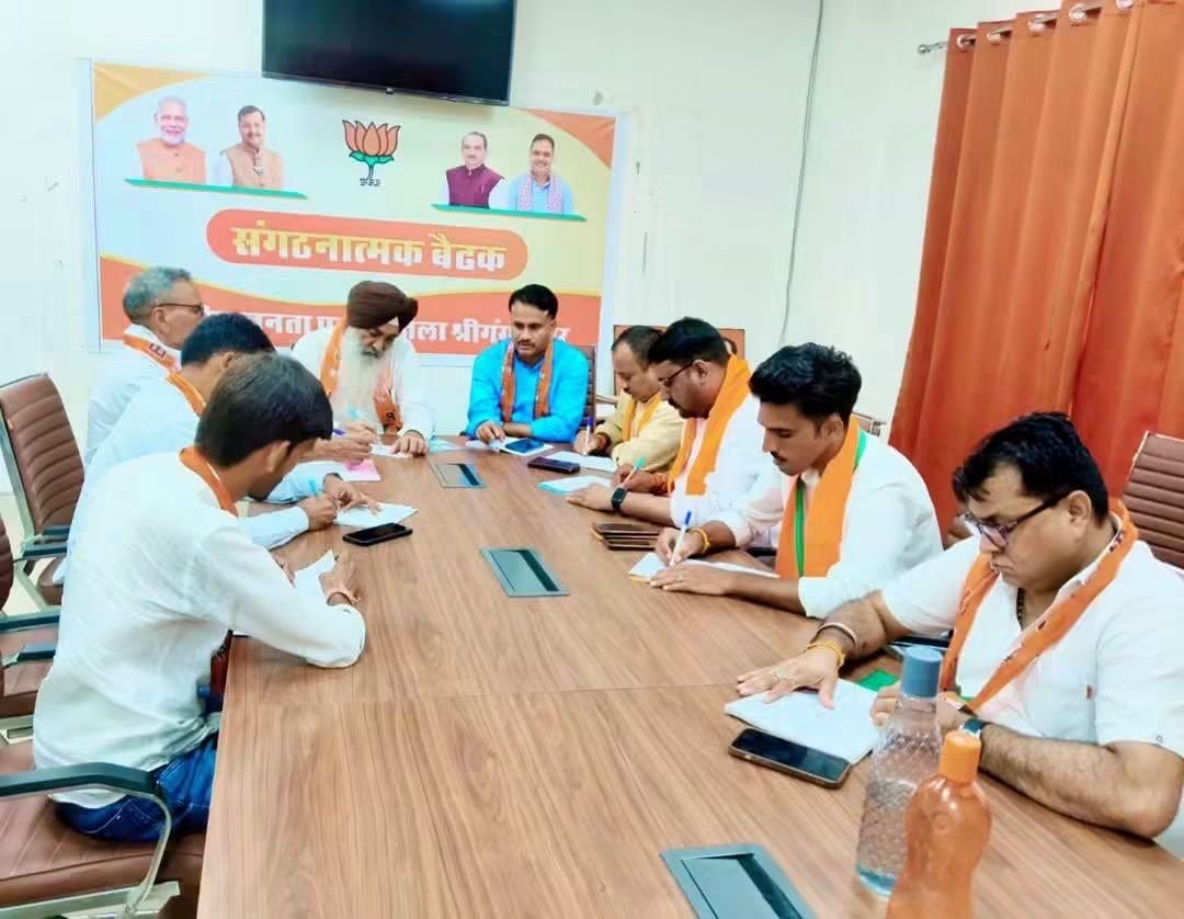 KrishanBhakar's tweet photo. आज श्रीगंगानगर भाजपा जिला कार्यालय में नगर निकाय एवं पंचायतराज चुनावों को लेकर आयोजित विधानसभा प्रभारी बैठक में प्रदेश संयोजक श्री राजेश गुर्जर जी, भाजपा जिला अध्यक्ष श्री शरणपाल मान जी सहित भाजपा के पदाधिकारी एवं कार्यकर्ता उपस्थित रहे।
@narendramodi @BhajanlalBjp https://t.co/JZIGw9IsoD