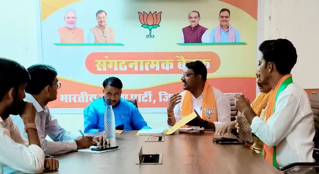 KrishanBhakar's tweet photo. आज श्रीगंगानगर भाजपा जिला कार्यालय में नगर निकाय एवं पंचायतराज चुनावों को लेकर आयोजित विधानसभा प्रभारी बैठक में प्रदेश संयोजक श्री राजेश गुर्जर जी, भाजपा जिला अध्यक्ष श्री शरणपाल मान जी सहित भाजपा के पदाधिकारी एवं कार्यकर्ता उपस्थित रहे।
@narendramodi @BhajanlalBjp https://t.co/JZIGw9IsoD