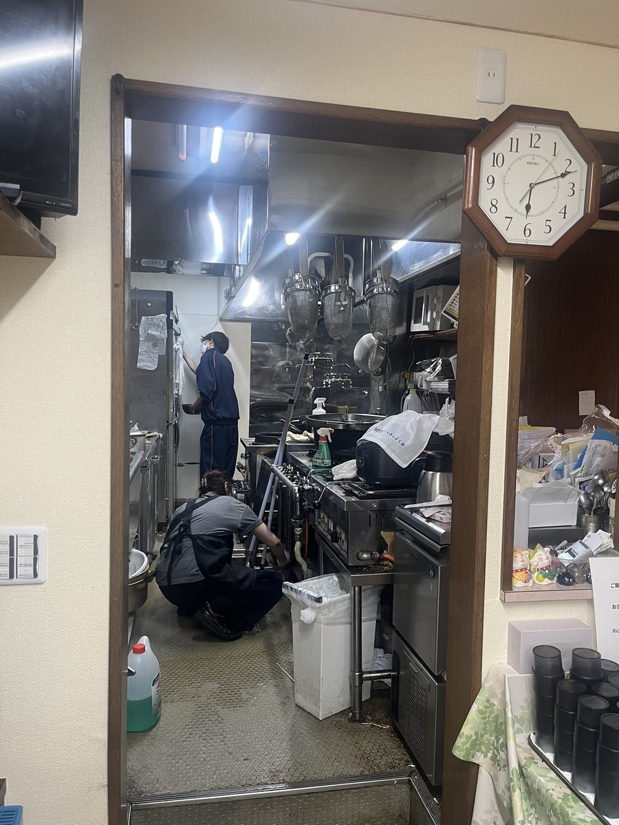 Menkoushin0210's tweet photo. 今日は大掃除です。

店狭すぎて営業中できる範囲が、決まってるのが悲しいのよな https://t.co/hzLMbw1tdI