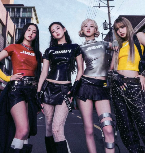 AboutMusicYT's tweet photo. Billboard in a new article:

"Newcomers such as Huntrix ride on a road paved by global stars such as BTS and BLACKPINK. Future chart toppers will benefit from companies efforts to plant roots in the US" https://t.co/TR1yDPnpGV