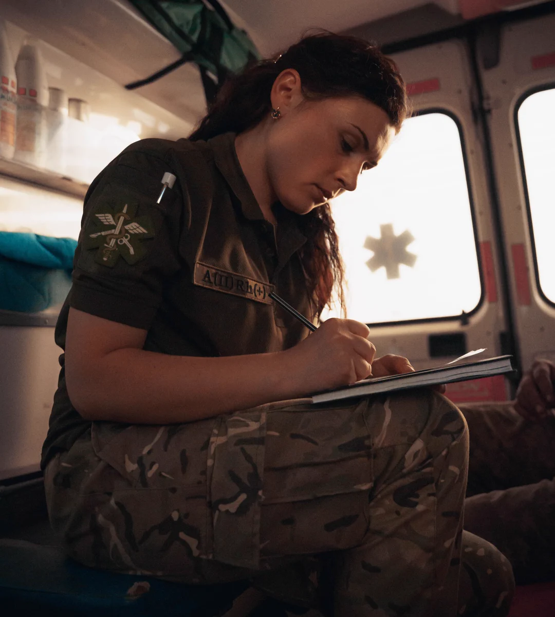 Ukrainsk militärsjukvårdare i en ambulans.