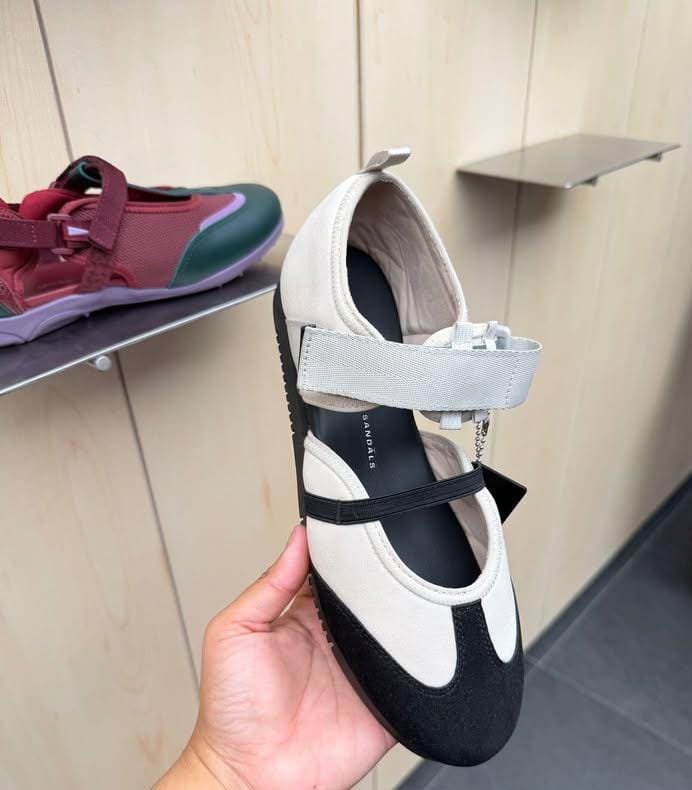 Eirlyssky's tweet photo. Sepatu hijack yang collab dengan Ayla ini beneran  sebagus itu dan nyaman banget. Gak nyesel deh yang punya ini😭 https://t.co/wwFShBege9