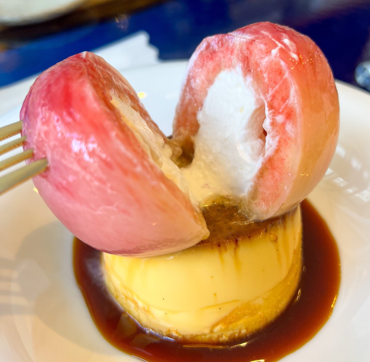muni_gurume's tweet photo. 【hitoma】
@新宿（期間限定）

大きい桃を丸ごと載せた固めプリンが新宿に上陸！果汁たっぷりで甘い桃は柔らかく、中に濃厚クリームも詰め込んだ贅沢スイーツ。土台のプリンも大きくて食べ応え抜群！
8/5〜8/11まで新宿高島屋B1Fに出店 https://t.co/B3hYewnLmE