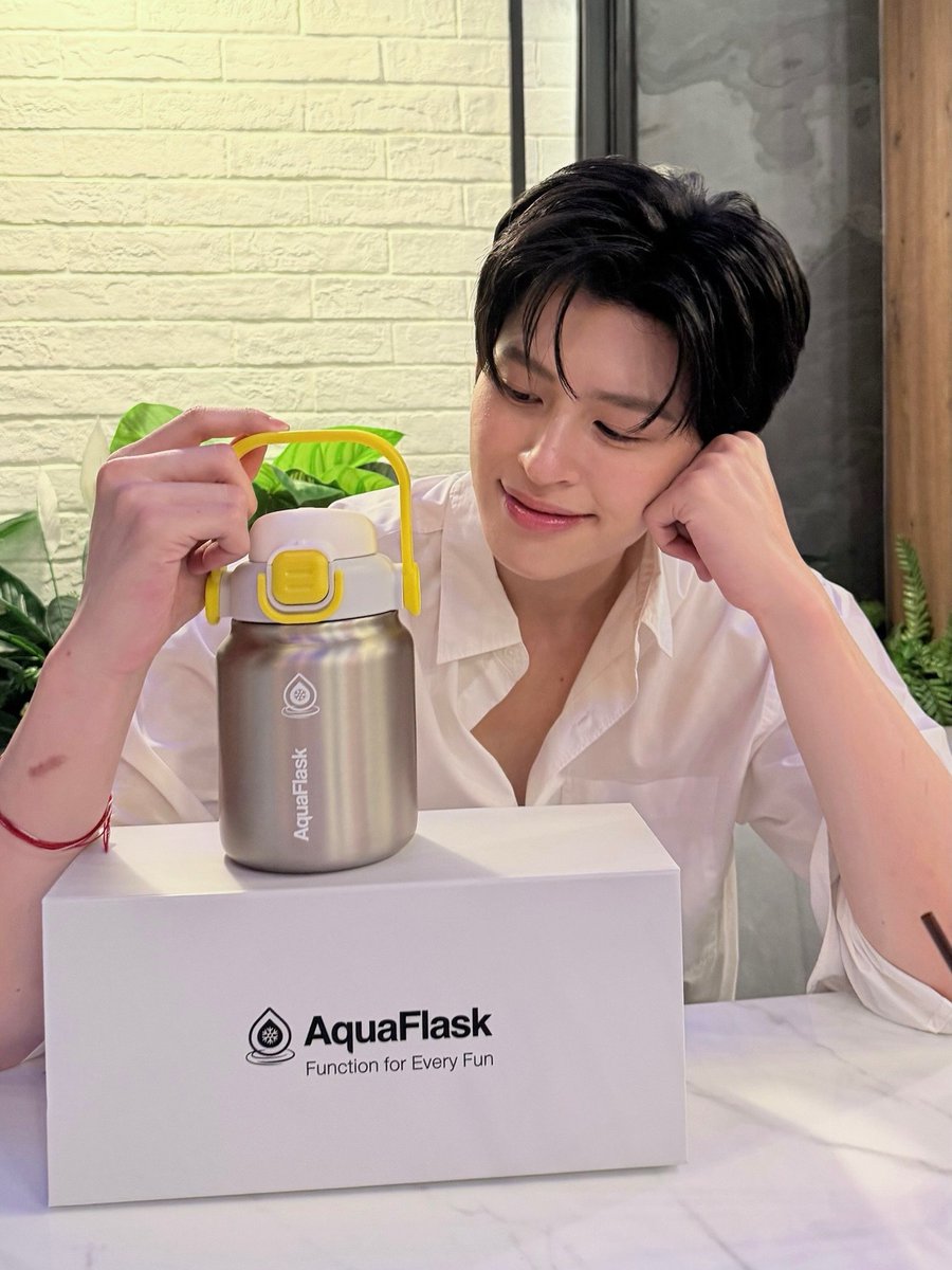 doublepjourney_'s tweet photo. กระติกเก็บร้อน-เย็น #AquaFlask

AquaFlask Special Collection Box Set มาแล้วครับ!

ของดีที่ทั้งน่ารัก และน่าใช้✨
พบกับ 2 สีสุดเอ็กซ์คลูซีฟ
 
🌊 Deep Tide Series
☀️ Silver Dawn Series

📸 IG : @ppnaravit

🔗 https://t.co/hquOBTBML6

#PondPhuwinxAquaFlask
#AquaFlaskTH
#AquaFlaskThailand
#FunctionForEveryFun

🎫 ทุกการสั่งซื้อ รับสิทธิ์ลุ้นมางาน AquaFlask Function for Every Fun x Pond Phuwin วันที่ 3 กันยายน 2569 แล้วมาเจอกันนะครับ 🤍 

📍 วางจำหน่าย 
6–12 ส.ค. 69 ที่ Mega Bangna และ Samyan Mitrtown 
6–23 ส.ค. 69 ทาง LINE Shopping : AquaFlask Thailand
