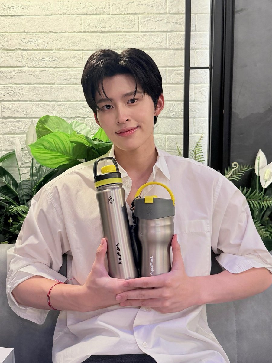 doublepjourney_'s tweet photo. กระติกเก็บร้อน-เย็น #AquaFlask

AquaFlask Special Collection Box Set มาแล้วครับ!

ของดีที่ทั้งน่ารัก และน่าใช้✨
พบกับ 2 สีสุดเอ็กซ์คลูซีฟ
 
🌊 Deep Tide Series
☀️ Silver Dawn Series

📸 IG : @ppnaravit

🔗 https://t.co/hquOBTBML6

#PondPhuwinxAquaFlask
#AquaFlaskTH
#AquaFlaskThailand
#FunctionForEveryFun

🎫 ทุกการสั่งซื้อ รับสิทธิ์ลุ้นมางาน AquaFlask Function for Every Fun x Pond Phuwin วันที่ 3 กันยายน 2569 แล้วมาเจอกันนะครับ 🤍 

📍 วางจำหน่าย 
6–12 ส.ค. 69 ที่ Mega Bangna และ Samyan Mitrtown 
6–23 ส.ค. 69 ทาง LINE Shopping : AquaFlask Thailand