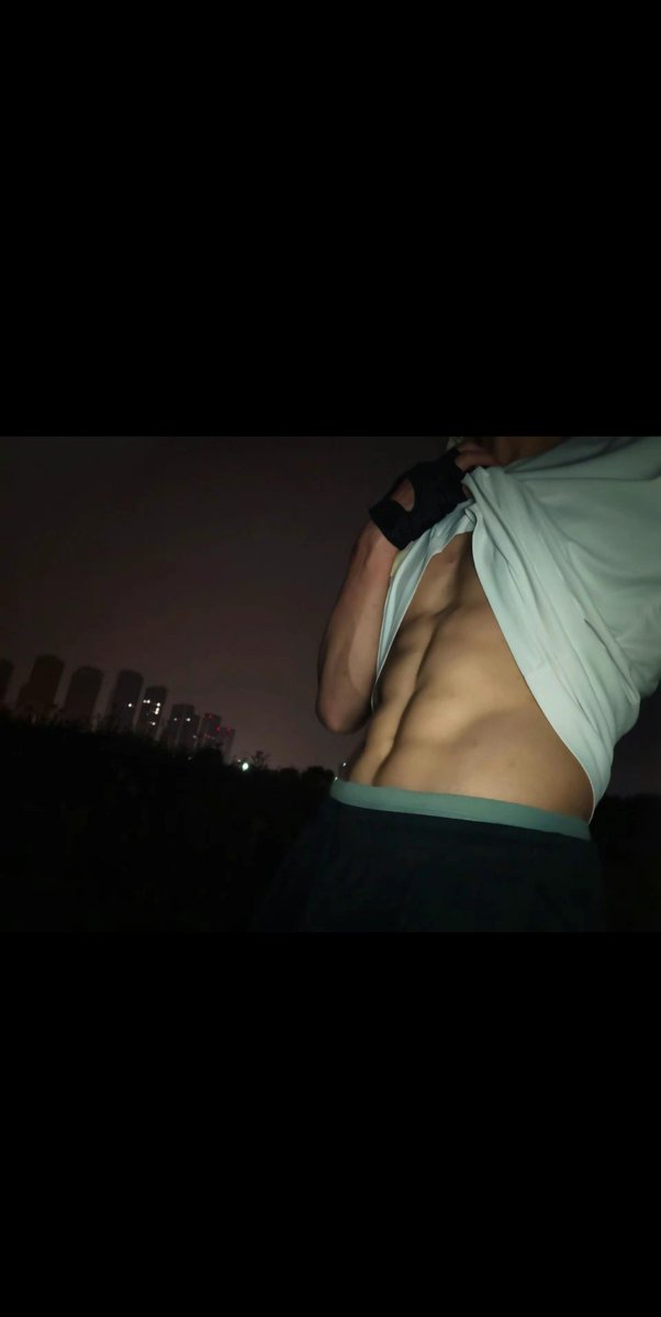 ufpy0n's tweet photo. 这里这么多人回复的吗，好高兴啊，本人在这里声明一下男,24岁，爱好女，男的话来个0还是可以的。山东人，身高185体重90kg，不知道为啥私信说上限了，有没有人帮帮我 https://t.co/Q4uOgauVuU