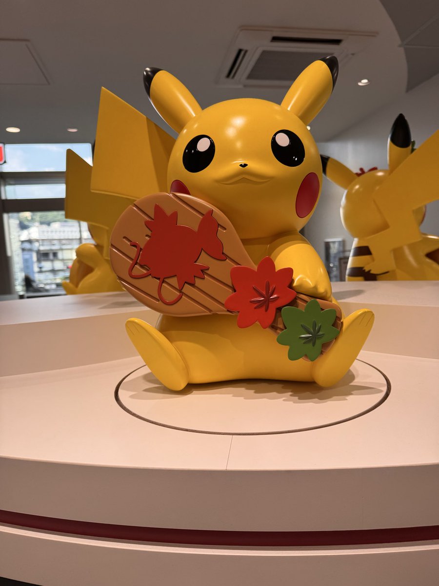 rox_miu1234's tweet photo. ポケモンセンター広島のピカ様かわいい💛
ポケモンgoにこの子達実装してほしい🙂‍↕️

物産展のポケモン達沢山連れてたからか、沢山のスタッフさん達に声かけてもらえていい思い出になりました👏✨ https://t.co/haj5KIsqe8