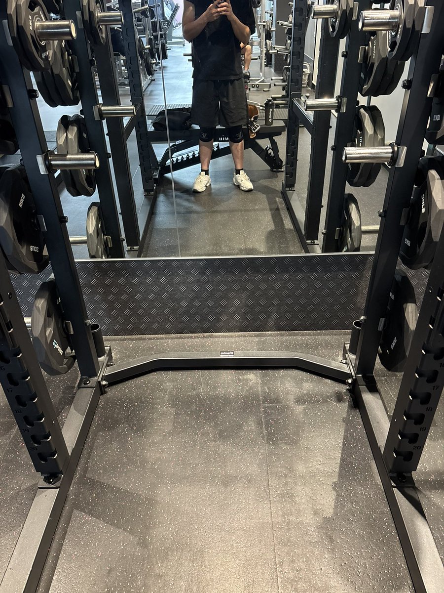 aki_toshi_'s tweet photo. 足腰弱いヒョロガリイケメン��りお姫様抱っこ出来る男の方カッコイイだろ!って事でジム来た👍 https://t.co/d7RFaJ1PBg