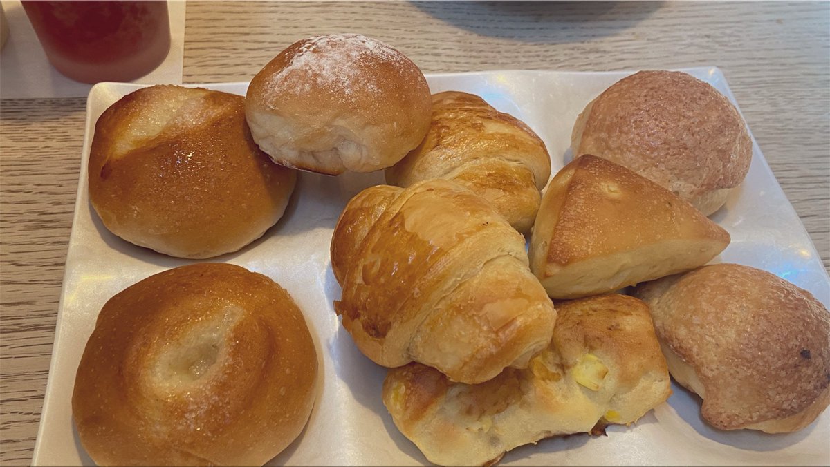 tanshiooooo_'s tweet photo. やっぱりパンの食べ放題は3〜4時間後に出しても-1くらいなるから大好き‼️(供養) https://t.co/L8QjfcIhFS