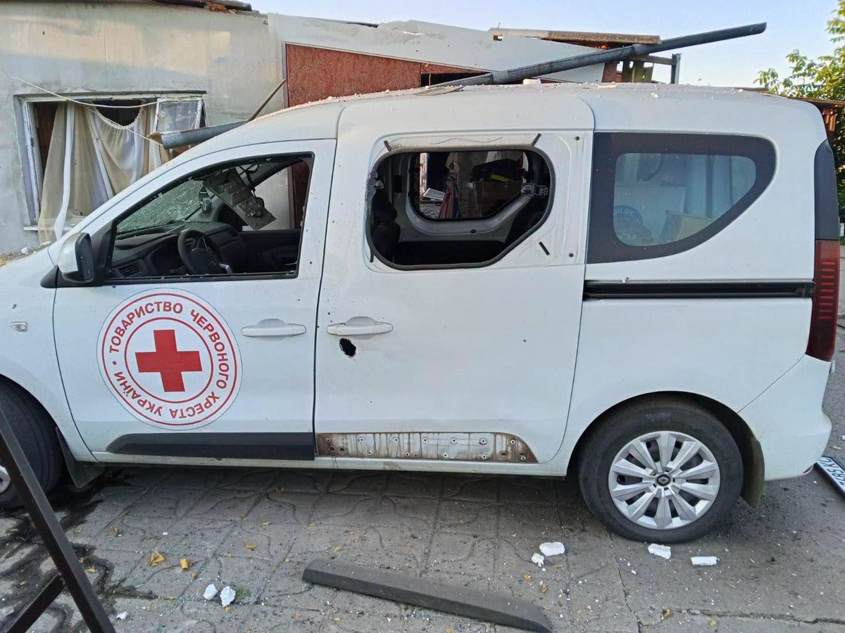RedCrossUkraine's tweet photo. ❗Ukrainian Red Cross mobile health unit vehicle damaged in a Russian air strike in Novomykolaivka, #Zaporizhzhia region! No Ukrainian Red Cross staff members were injured. Our teams continue to provide primary healthcare services to communities despite ongoing risks. #NotATarget https://t.co/dgPlO4rBm2