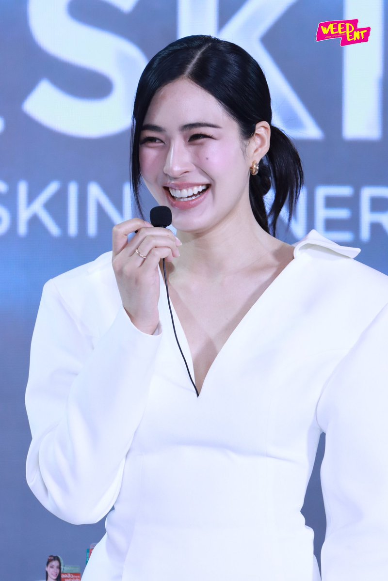 RKBF03's tweet photo. พรีเซนเตอร์สวยใสไร้มลทินมากแถมชุดขาวไปอีกผ่องมากก 🤍

LINGORM PRESENTER SMOOTHE
#LingOrmxSmoothE_FIERCESKIN https://t.co/SUH6rzkarl
