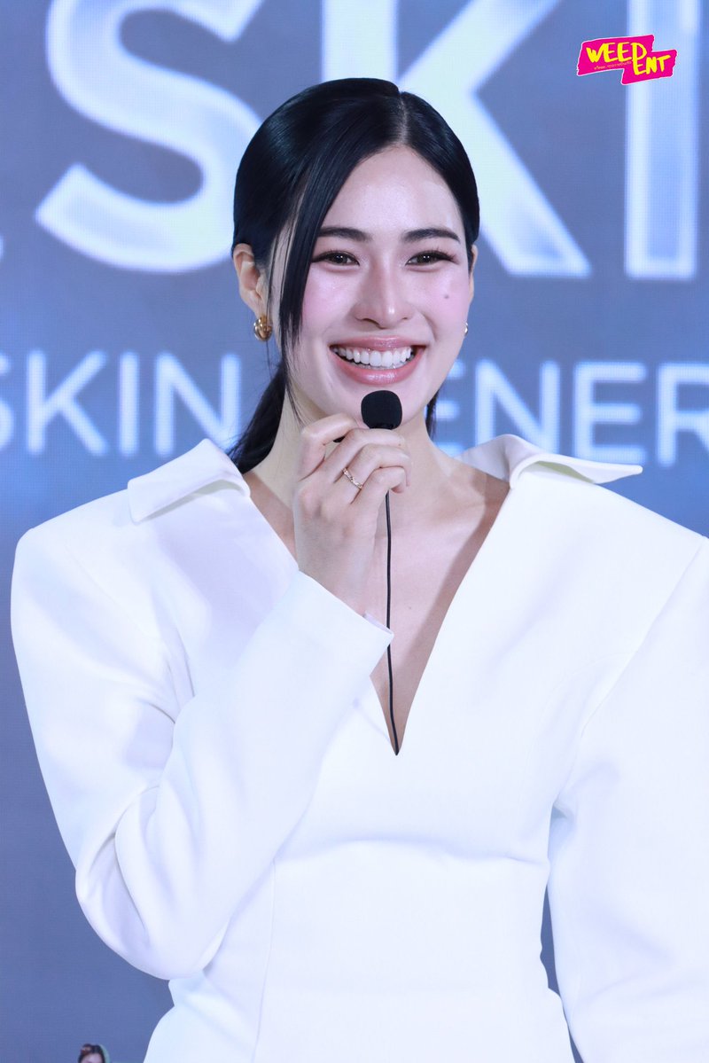RKBF03's tweet photo. พรีเซนเตอร์สวยใสไร้มลทินมากแถมชุดขาวไปอีกผ่องมากก 🤍

LINGORM PRESENTER SMOOTHE
#LingOrmxSmoothE_FIERCESKIN https://t.co/SUH6rzkarl