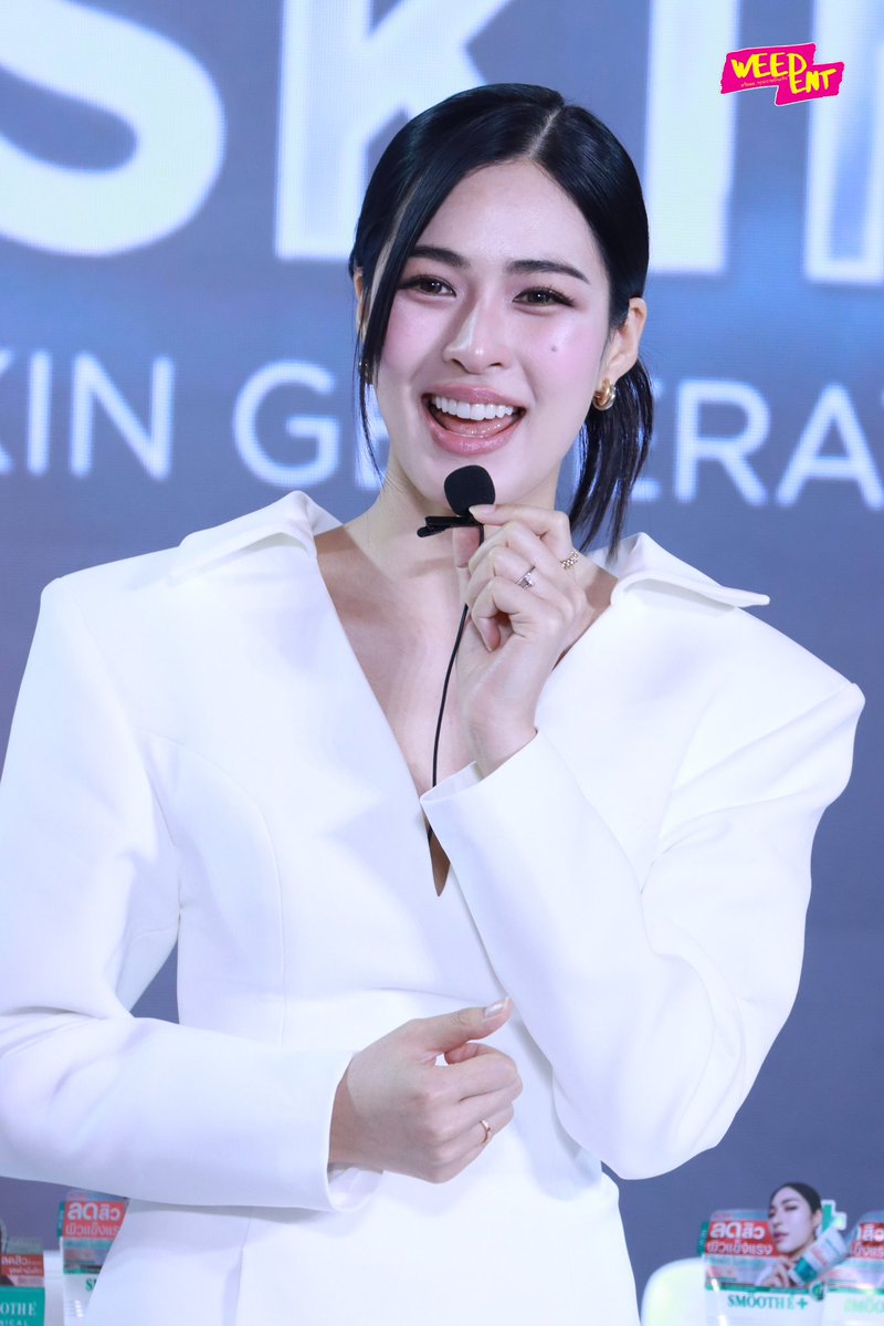 RKBF03's tweet photo. พรีเซนเตอร์สวยใสไร้มลทินมากแถมชุดขาวไปอีกผ่องมากก 🤍

LINGORM PRESENTER SMOOTHE
#LingOrmxSmoothE_FIERCESKIN https://t.co/SUH6rzkarl