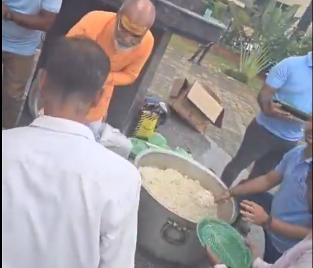 thetatvaindia's tweet photo. 🚨 Temple serves langar to students protesting over the JPSC and JSSC paper leaks in Jharkhand https://t.co/qw4RNBb5WM