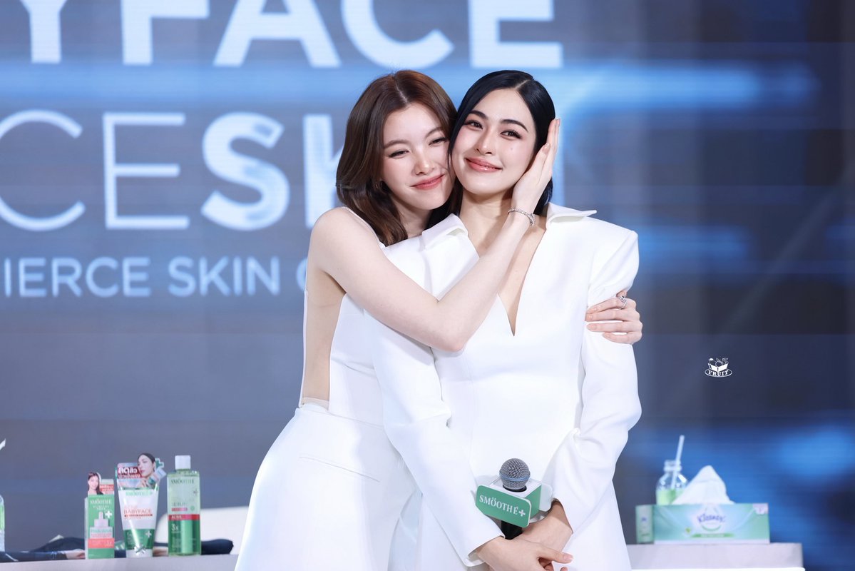 day_fruit71850's tweet photo. 🥰🥰

LINGORM PRESENTER SMOOTHE
#LingOrmxSmoothE_FIERCESKIN https://t.co/MVicXvHIcS