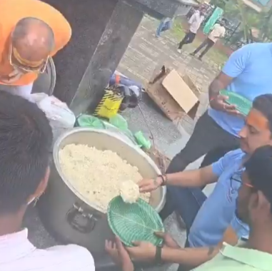thetatvaindia's tweet photo. 🚨 Temple serves langar to students protesting over the JPSC and JSSC paper leaks in Jharkhand https://t.co/qw4RNBb5WM
