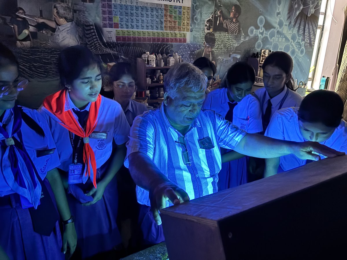 NSC_Delhi's tweet photo. Explore the art and chemistry of Sun Printing! ☀️🎨

Catch the interactive Cyanotype Painting Session at @NSC_Delhi and create your own Prussian blue prints using UV light! 🔬🏢

#NSCDelhi #Cyanotype #SunPrinting #ScienceAndArt #DelhiEvents https://t.co/KSjlDl9act