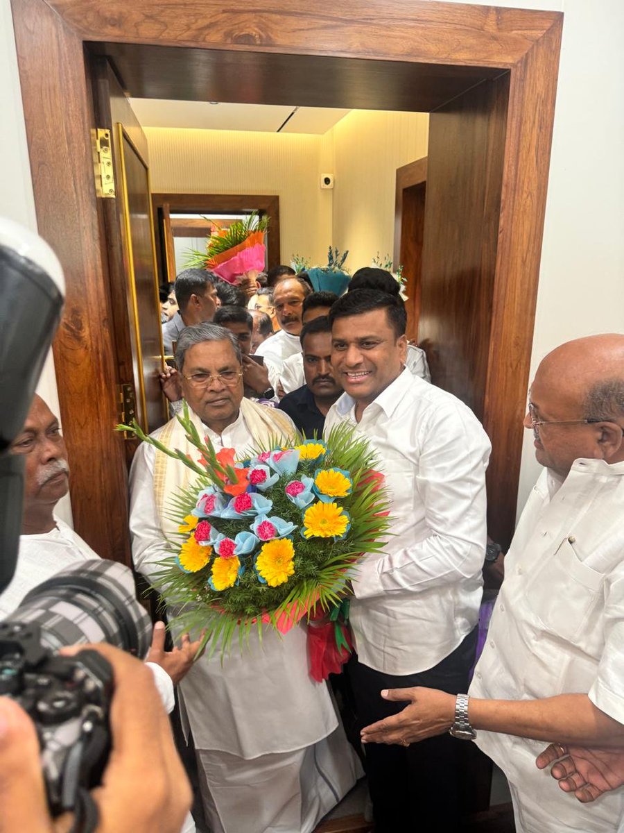 BheemaNaikINC's tweet photo. ಇಂದು ಬೆಂಗಳೂರಿನ ಕಾವೇರಿ ನಿವಾಸದಲ್ಲಿ ದೀನ-ದಲಿತರ ಬಂಧು, ಅಹಿಂದ ವರ್ಗಗಳ ನಾಯಕರು, ನನ್ನ ಮಾರ್ಗದರ್ಶಕರು ಹಾಗೂ ಜನಪ್ರಿಯ ಮಾಜಿ ಮುಖ್ಯಮಂತ್ರಿಗಳಾದ ಸನ್ಮಾನ್ಯ ಶ್ರೀ ಸಿದ್ದರಾಮಯ್ಯ ಸರ್ ಅವರನ್ನು ಆತ್ಮೀಯವಾಗಿ ಭೇಟಿ ಮಾಡಿ ಹೂಗುಚ್ಛ ನೀಡಿ ಜನ್ಮದಿನದ ಶುಭಾಶಯಗಳನ್ನು ಕೋರಿದೆನು. https://t.co/y7lu1Wcp23