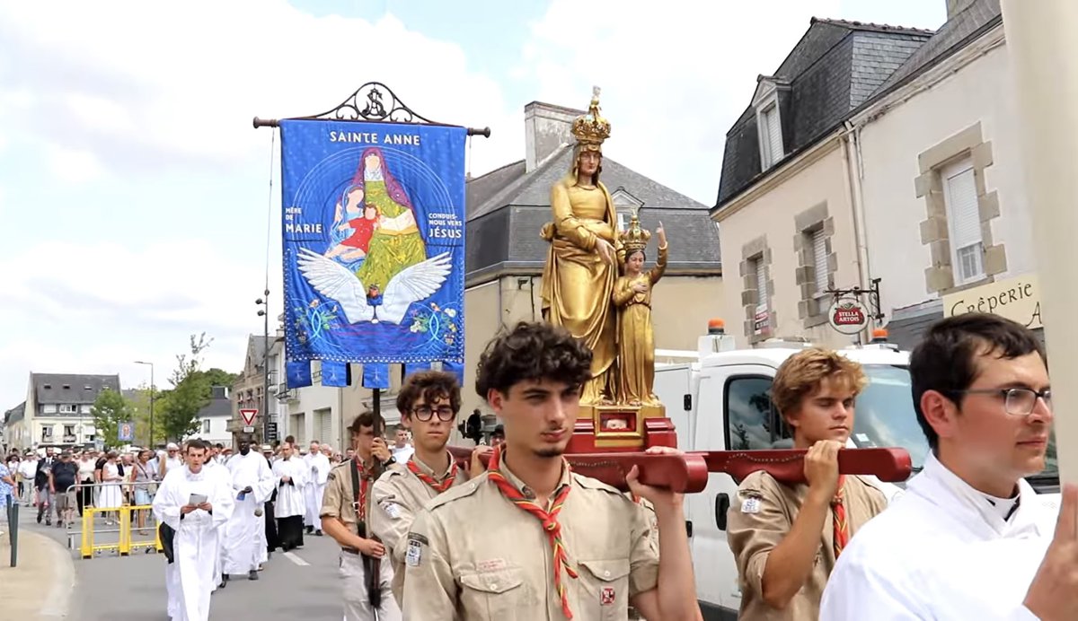 Louis_DucAnjou's tweet photo. Le 25 juillet, à l'occasion du Grand Pardon de @steannedauray, j'ai été admis dans la Confrérie de Sainte Anne. Fondée en 1641 sous l'impulsion de la reine Anne d'Autriche, en remerciements de la naissance du Dauphin, cette confrérie a été relancée par des fidèles après une quarantaine d'année d'interruption.