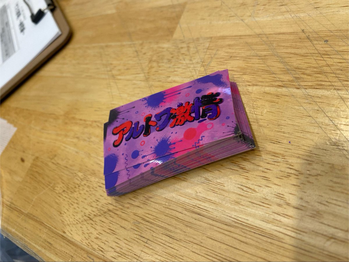 okadamon's tweet photo. 入場者特典のステッカーでございます💁‍♀️

知らない間に北島さんが作っててびっくりしたぜ☆

帰りに配りますから声かけてくださいね！！！！ https://t.co/9RKXdd0Cbi