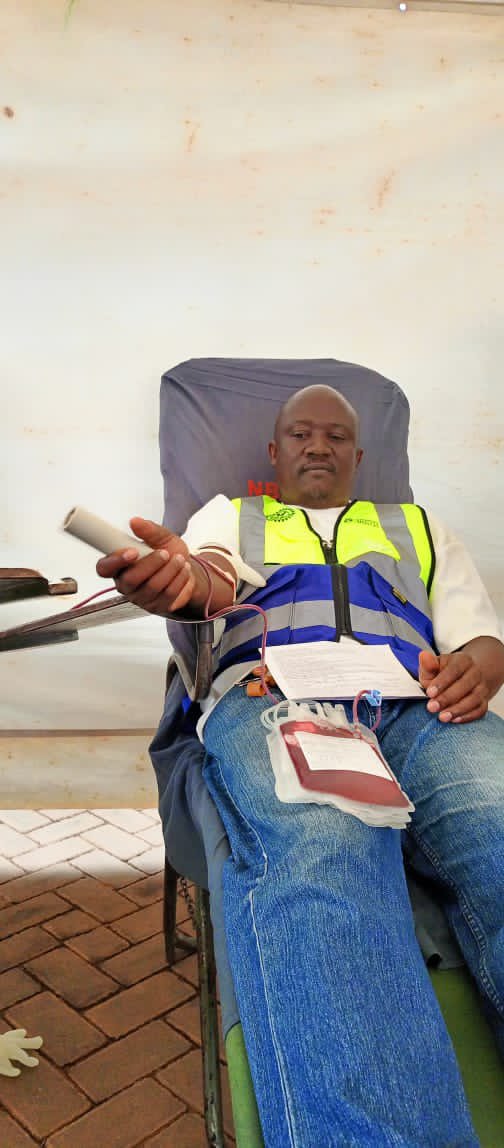 BugandaKingdom_'s tweet photo. Omwami wa Kabaka amulamulirako e Ssaza Kyaddondo, Kaggo, Oweek Hajji Ahmed Magandaazi Matovu, akubirizza abantu ba Kabaka okuwagira polojekiti z’Abantu abajjumbira enteekateeka z’Obwakabaka. 

Kaggo asinzidde mu lusiisira lw’ebyobulamu olutegekeddwa ku People’s Hospital e Gayaza, nga ebimu ku bikujjuko by'okujjukira amatikkira ga Kabaka aga 33 nga alamula obuganda. 

Olusiisira luno luwoomeddwamu omutwe Rotary club ye Gayaza ne banna Rotary okuva mu bibiina eby'enjawulo, n'ekigendererwa eky'okujjanjjaba abantu ba Buganda naddala mu Ssaza Kyaddondo. 

Abantu bafunye obujjanjabi ku ndwadde ezitali zimu okuli; sukaali, kookolo, n'okukebera akawuka akaleeta mukenenya, ssaako n'okugaba omusaayi. 

Dr. Frank Ndugga, akulira People’s hospital Gayaza, yebazizza obuwagizi bwa Minisitule y’ebyobulamu eri enteekateeka eno, ne bannamikago abadduukiridde kaweefube wa Beene ow’okukakasa nti Abantu be babeera balamu bulungi. 

Eno, Kaggo atongozza n’okugaba endokwa z’emiti 2000 ezaweereddwayo banna Rotary.