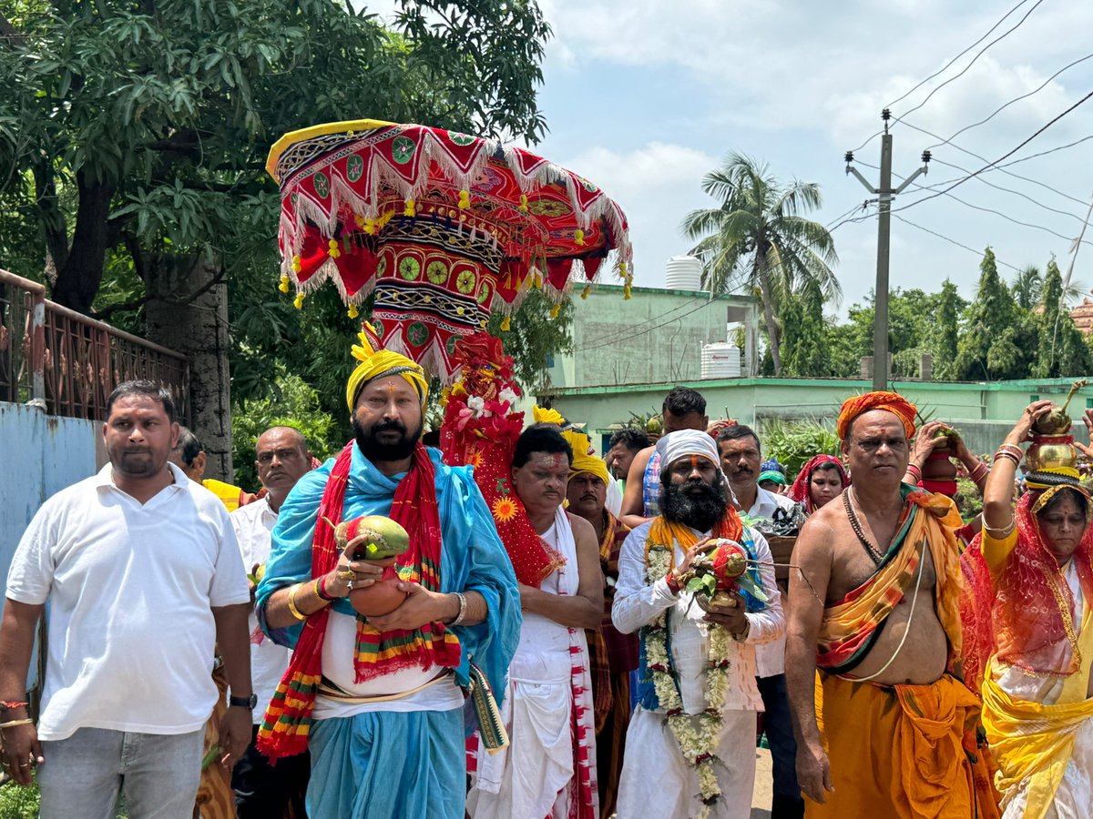 Bapu4Talcher's tweet photo. ତାଳଚେର ବ୍ଲକ ଅନ୍ତର୍ଗତ ଘଣ୍ଟପଡ଼ା ଗ୍ରାମରେ ଆୟୋଜିତ ମା' ମଙ୍ଗଳାଙ୍କ ନୂତନ ମନ୍ଦିରର ବିଗ୍ରହ ପ୍ରତିଷ୍ଠା ଉତ୍ସବ ଅବସରରେ କଳସ ଯାତ୍ରାରେ ଯୋଗଦେଇ ମା'ଙ୍କ ଦର୍ଶନ କରି ଆଶୀର୍ବାଦ ଭିକ୍ଷା କଲି ।।
​ମା' ମଙ୍ଗଳାଙ୍କ ଅପାର କରୁଣାରୁ ସମସ୍ତଙ୍କ ଜୀବନ ସୁଖ, ଶାନ୍ତି ଓ ସମୃଦ୍ଧିରେ ଭରିଉଠୁ। https://t.co/n2i65HcDCJ