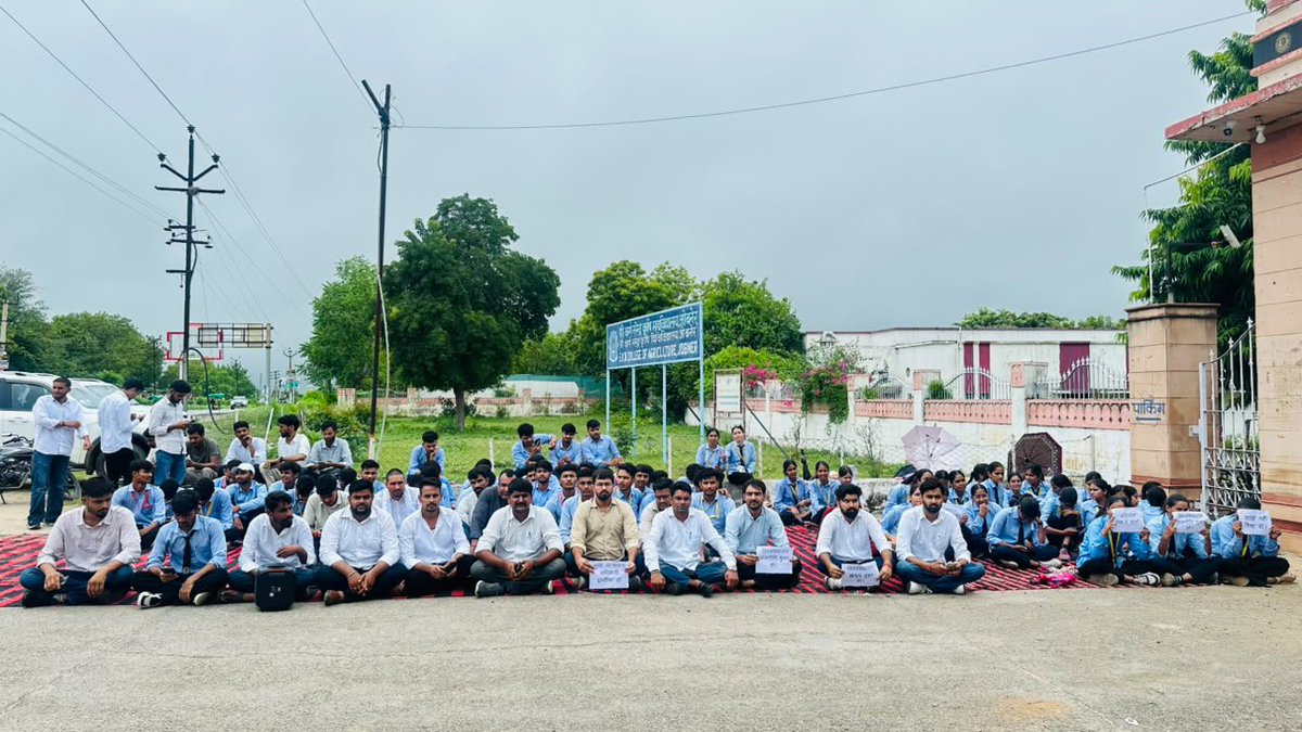 ola_ramswroop's tweet photo. संघर्ष जारी है,
जब तक न्याय नहीं मिलेगा, तब तक धरना जारी रहेगा।

छात्र एकता ज़िंदाबाद।
न्याय दो — अन्याय बंद करो।
RSS Go Back
 #RSS_GOBACK #GenZ 

@8PMnoCM   @CMORajsthan    @ashokgehlot51 @BagadeHaribhau  @kanhaiyakumar  @VinodJakharIN @RahulGandhi  @anshultrivedi47 @DrPremBairwa
@GovindDotasra @TikaRamJullyINC @INCIndia @1stIndiaNews @zeerajasthan_ @PMOIndia