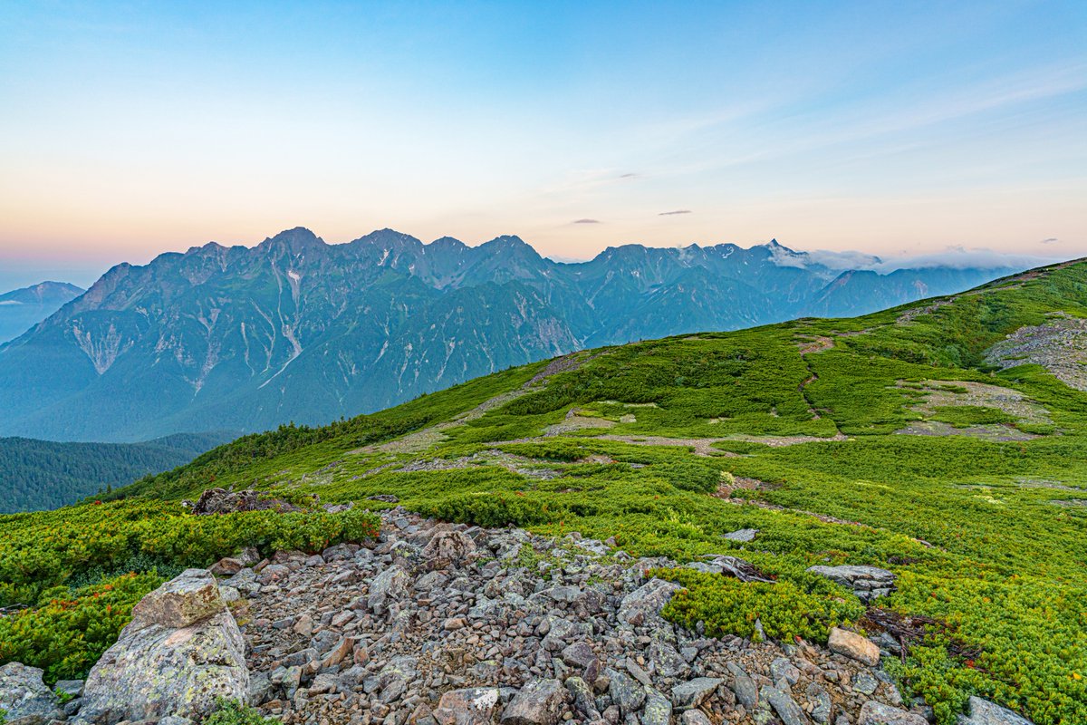lilly_ten's tweet photo. 北アルプス　蝶ヶ岳(2677m)
日の出？狙いでナイトハイク🌄

三股〜蝶槍まで。常念岳は次回のお楽しみということで。
少しモヤついてましたが、概ね良い景色が撮れました📸

また行こう。 https://t.co/0c3U31hfMl