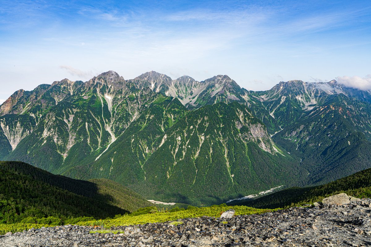 lilly_ten's tweet photo. 北アルプス　蝶ヶ岳(2677m)
日の出？狙いでナイトハイク🌄

三股〜蝶槍まで。常念岳は次回のお楽しみということで。
少しモヤついてましたが、概ね良い景色が撮れました📸

また行こう。 https://t.co/0c3U31hfMl