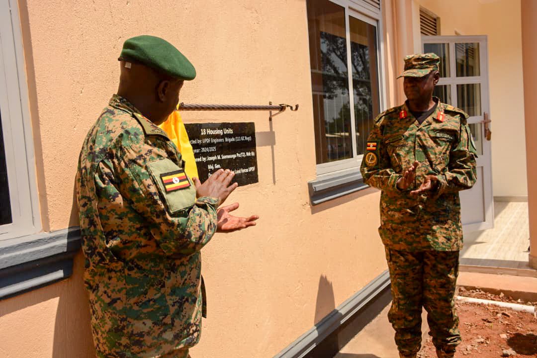 RwabugiriJ56210's tweet photo. 31st July:@MODVA_UPDF commissioned 36 housing units and a new quarter guard at the 1 Infantry Division Headquarters in Kakiri, Wakiso District.
#UPDFWorks #OpenGovUg https://t.co/s1xaNdOywS