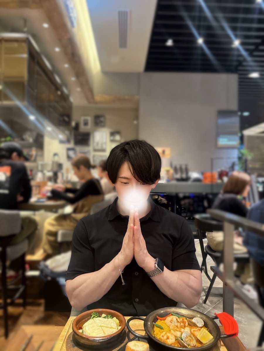 gamendegamer's tweet photo. "首から上には絶対触るな"
女の子への共通概念だよね。
うるさいよね。

女の子の頭を押さえつけるし、
口と鼻は後ろから掴んで塞いで離さないし、
耳は甘く痺れるくらい咬み続けるし、
ゼロ距離で見つめ合うのが好き。

どんなに頭真っ白で乱れてても、
その時の刺激は、ふとフラバするんだってさ。 https://t.co/TXHPXmqnyO