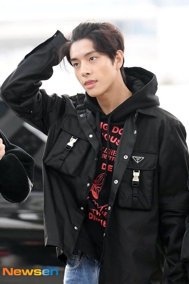 usayyunie's tweet photo. he’s a walking art gallery and his bare face is the main exhibit https://t.co/BG9V3CZ64Y