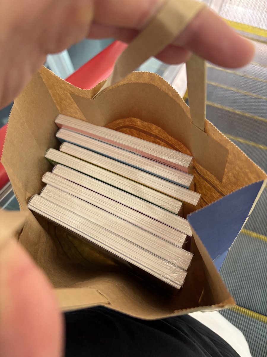8rollingthunder's tweet photo. ちいかわ映画おもろ過ぎて全巻買ったよ

―この間、約0.3秒― https://t.co/iMe1jbRlee