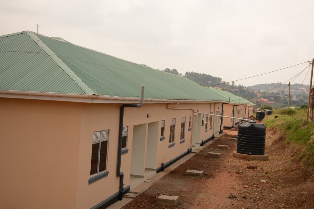 RwabugiriJ56210's tweet photo. 31st July:@MODVA_UPDF commissioned 36 housing units and a new quarter guard at the 1 Infantry Division Headquarters in Kakiri, Wakiso District.
#UPDFWorks #OpenGovUg https://t.co/s1xaNdOywS