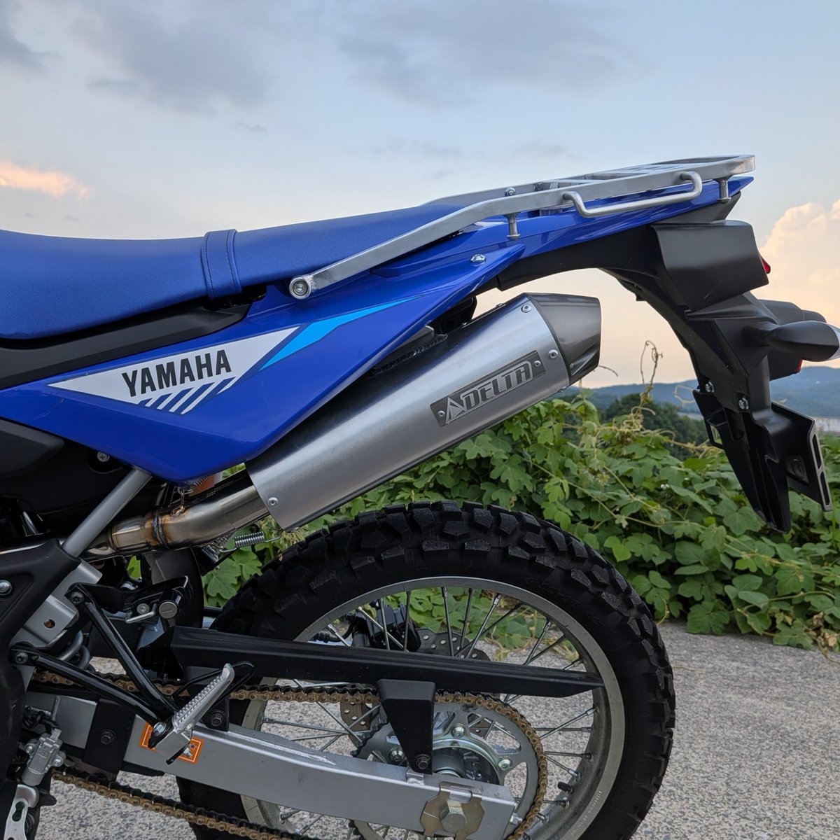 monster_jinjin's tweet photo. #WR125R 、#PowerBox 、#Deltaバレル4S 排気口率が上がったので更にスムーズに回転が上がります。普段通りにスタートすると前が上がりそうになります。3枚目、ほぼ真後ろから見た排気口とウィンカーの位置関係。
装着には若干の問題も・・・(続く) https://t.co/HIVWq0FSym
