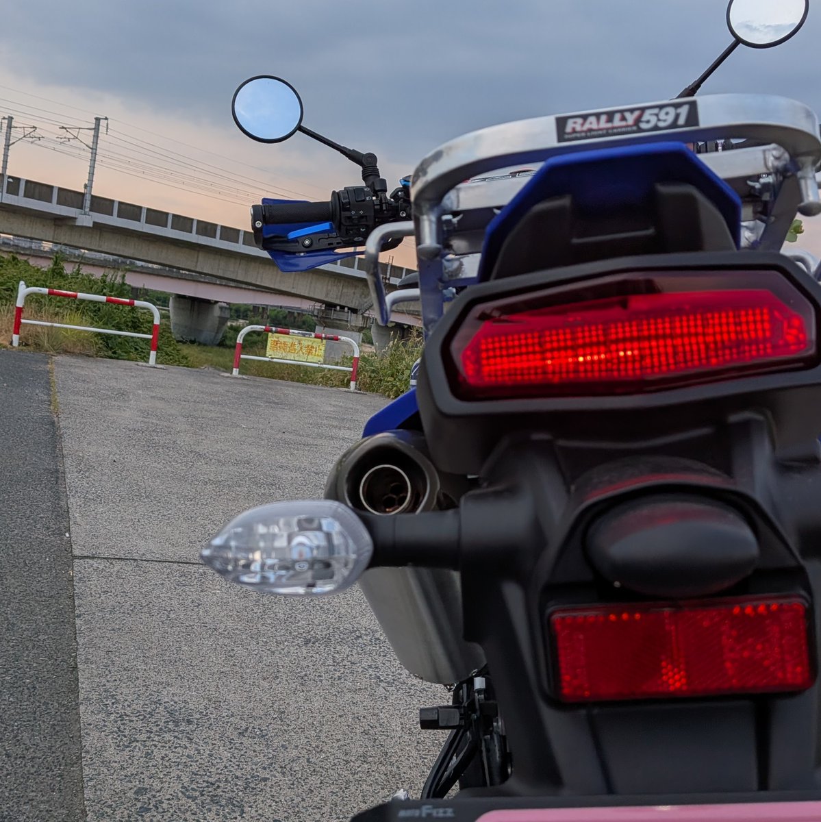 monster_jinjin's tweet photo. #WR125R 、#PowerBox 、#Deltaバレル4S 排気口率が上がったので更にスムーズに回転が上がります。普段通りにスタートすると前が上がりそうになります。3枚目、ほぼ真後ろから見た排気口とウィンカーの位置関係。
装着には若干の問題も・・・(続く) https://t.co/HIVWq0FSym