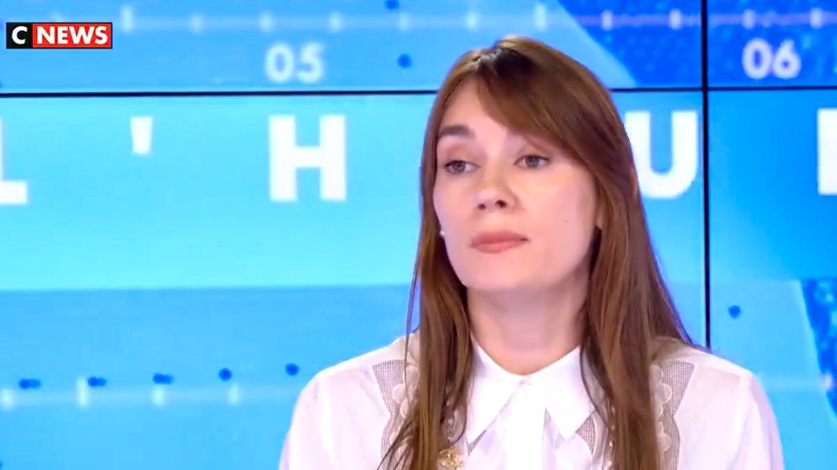 ObsDelphi's tweet photo. 🇫🇷🇷🇺Le sort s'acharne pour Fedorova, et les planètes s'alignent pour la France.

Le tribunal administratif de Paris a rejeté ce lundi le recours en référé-liberté déposé par Xenia Fedorova contre son expulsion du territoire français et le gel de ses avoirs.

La juridiction a estimé que les conditions nécessaires pour caractériser une situation d'« extrême urgence » n'étaient tout simplement pas réunies. Dans sa décision, le tribunal relève que la chroniqueuse, actuellement assignée à résidence, n'a apporté aucun élément concret démontrant que les mesures prises à son encontre lui causaient un préjudice immédiat.

Elle n'a notamment formulé aucune demande d'autorisation de déplacement auprès du préfet de police et s'est bornée à évoquer une gêne liée à son obligation de pointage, sans davantage de précisions. Il fallait mieux préparer son dossier !

Faute d'arguments suffisamment étayés, le juge des référés a donc refusé de suspendre les mesures décidées par les autorités françaises. Cette décision laisse ainsi l'assignation à résidence, le gel des avoirs et la procédure d'expulsion suivre leur cours.

À ce rythme, Xenia Fedorova semble surtout repousser l'inévitable. Après avoir défendu pendant des années les positions du Kremlin depuis les plateaux français, il semblerait que l'heure approche enfin de quitter la France…

Tic tac, tic tac, vous avez un avion à prendre Mme Fedorova ⏱️