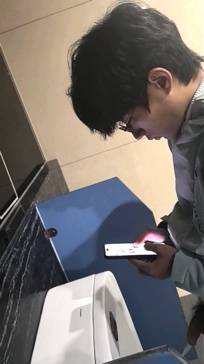 zzyckjw's tweet photo. 大吊眼镜小帅哥，一直和女友聊骚，半夜床上不得爽死这个丫头，软着都这么大，硬起来估计很壮观 https://t.co/9yHQEN2Psi