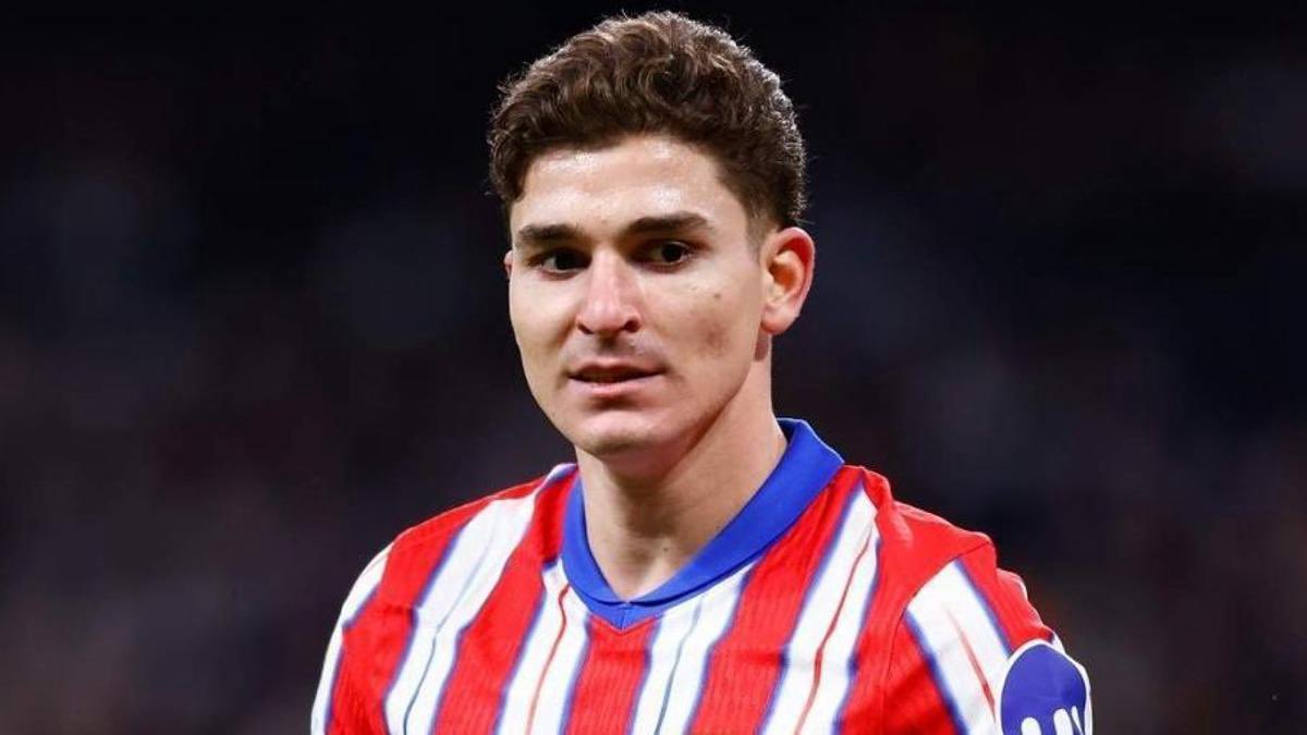 Somhiseremfcb's tweet photo. Todos los indicios apuntan a que Julián Álvarez está aceptando la idea de volver a entrenar con el Atlético

El jugador ha comenzado a ejecutar el programa de entrenamiento que le envió el club y en el que está trabajando desde el 1 de agosto (a distancia)

Todo indica que su regreso a los entrenamientos será de forma natural y no se rebelará

[Vía @marca ]