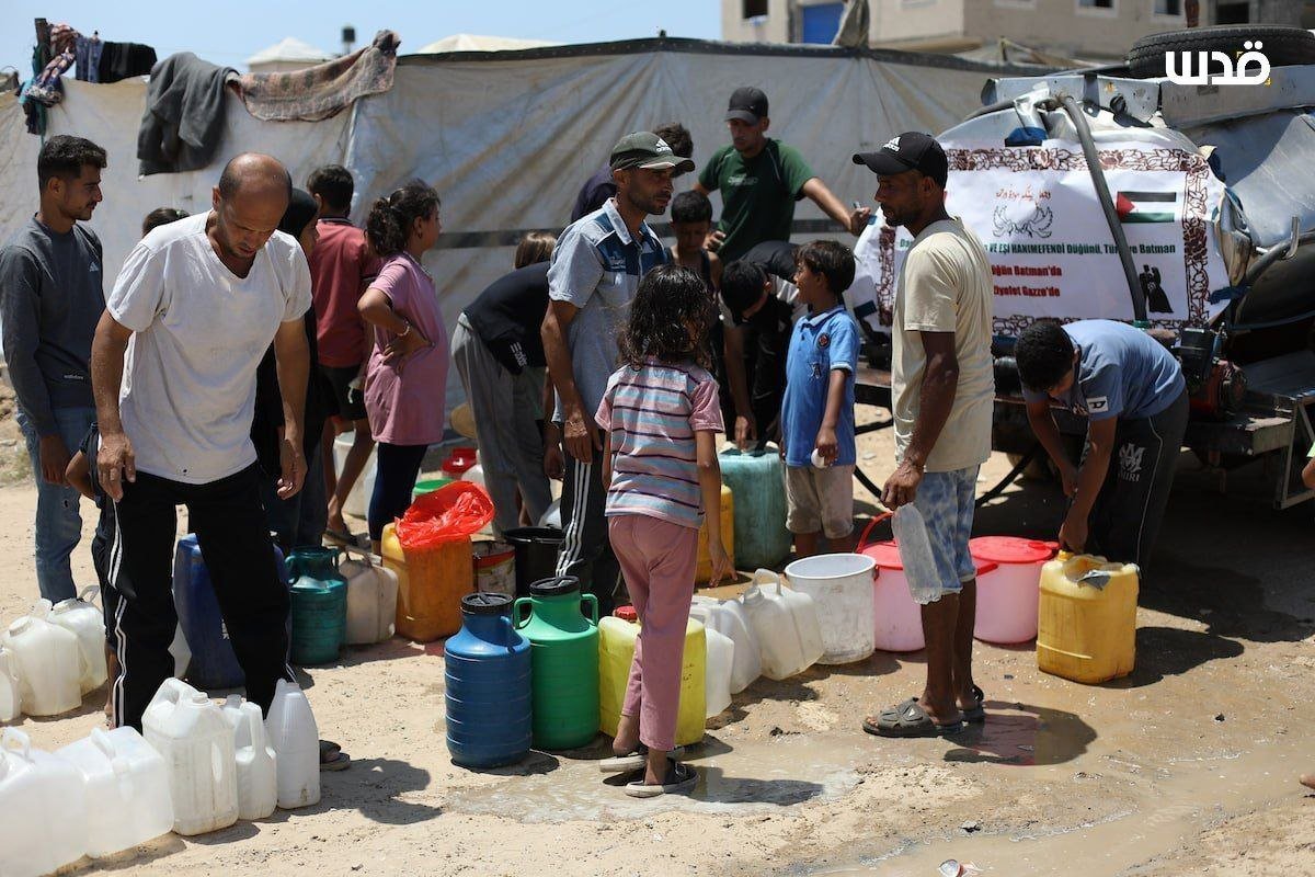 ahmedshameya995's tweet photo. This is our daily life in Gaza: receiving clean water. https://t.co/L0o7YtFfza