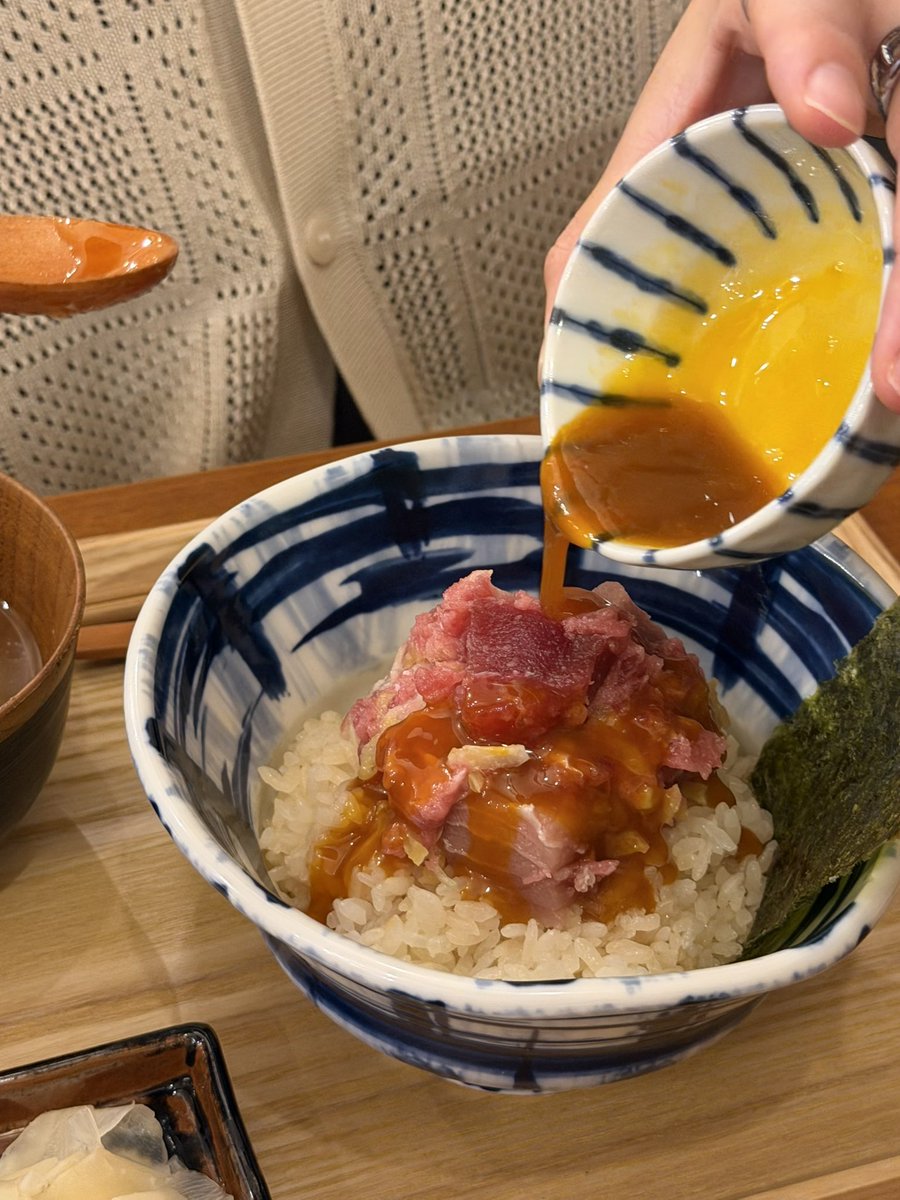 yuyu_cafelog's tweet photo. 水道橋で食べたマグロが美味しくて…
お昼はネギトロ丼を1000円以内で食べれて、夜はマグロを焼いたりしゃぶしゃぶしたりできるらしい🐟贅沢だ… https://t.co/smgkMzK2Vm
