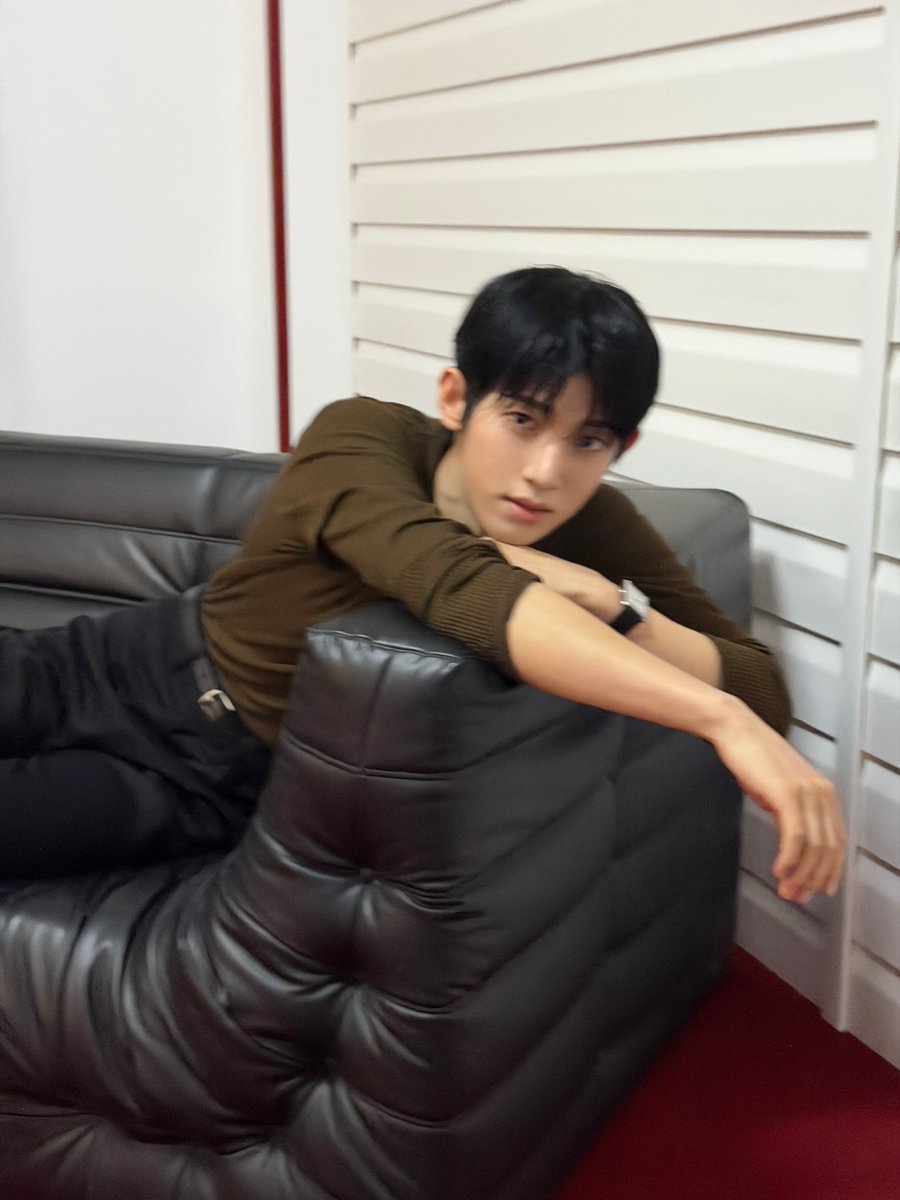 Un__Sa's tweet photo. 모든게 처음이면서 할거 다해봤다고 눈 못마주치고 
자기만 믿으라고 하는 연하.

연애 한번 해봐서 서툴러도 이해해달라하는 
한명이랑 7년사귄 헤테로 연상. https://t.co/fWVHVJivlS