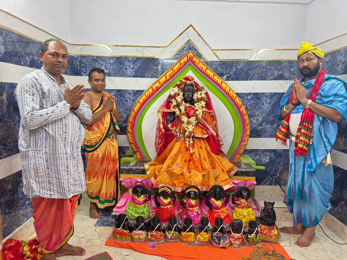 Bapu4Talcher's tweet photo. ତାଳଚେର ବ୍ଲକ ଅନ୍ତର୍ଗତ ଘଣ୍ଟପଡ଼ା ଗ୍ରାମରେ ଆୟୋଜିତ ମା' ମଙ୍ଗଳାଙ୍କ ନୂତନ ମନ୍ଦିରର ବିଗ୍ରହ ପ୍ରତିଷ୍ଠା ଉତ୍ସବ ଅବସରରେ କଳସ ଯାତ୍ରାରେ ଯୋଗଦେଇ ମା'ଙ୍କ ଦର୍ଶନ କରି ଆଶୀର୍ବାଦ ଭିକ୍ଷା କଲି ।।
​ମା' ମଙ୍ଗଳାଙ୍କ ଅପାର କରୁଣାରୁ ସମସ୍ତଙ୍କ ଜୀବନ ସୁଖ, ଶାନ୍ତି ଓ ସମୃଦ୍ଧିରେ ଭରିଉଠୁ। https://t.co/n2i65HcDCJ