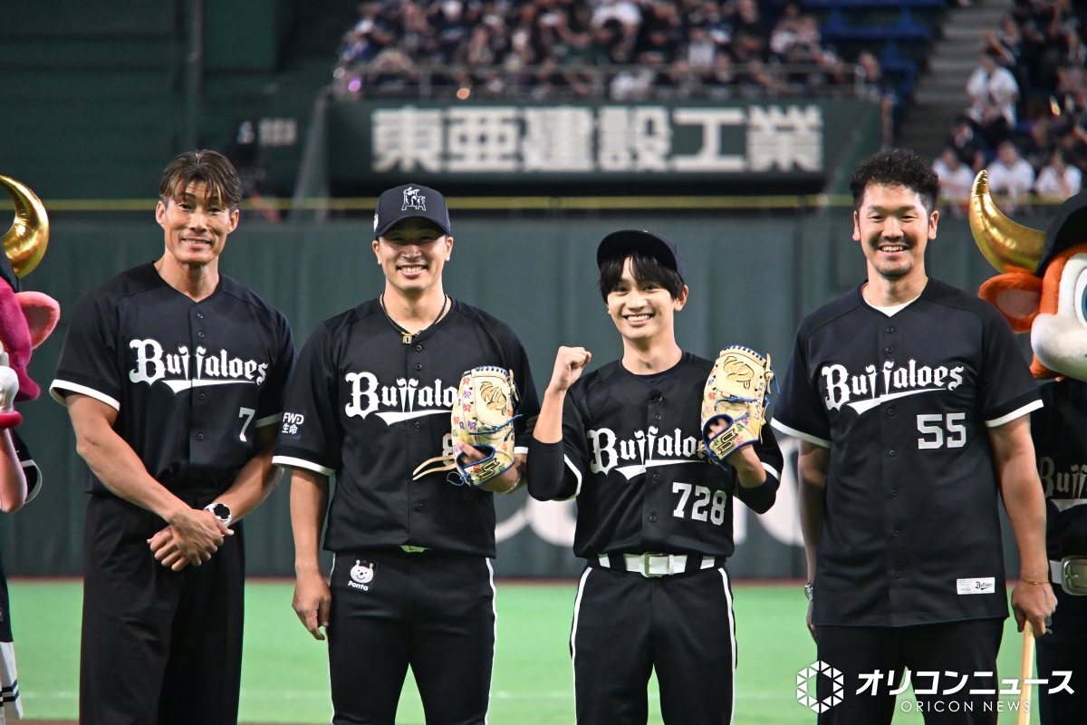 oricon's tweet photo. なにわ男子・藤原丈一郎💙
始球式でノーバンできず悔しげ⚾️
自己採点は72.8点で
💭「ナニワにしておきます」
https://t.co/XLIroJAQ13 https://t.co/aHoMmClmfN