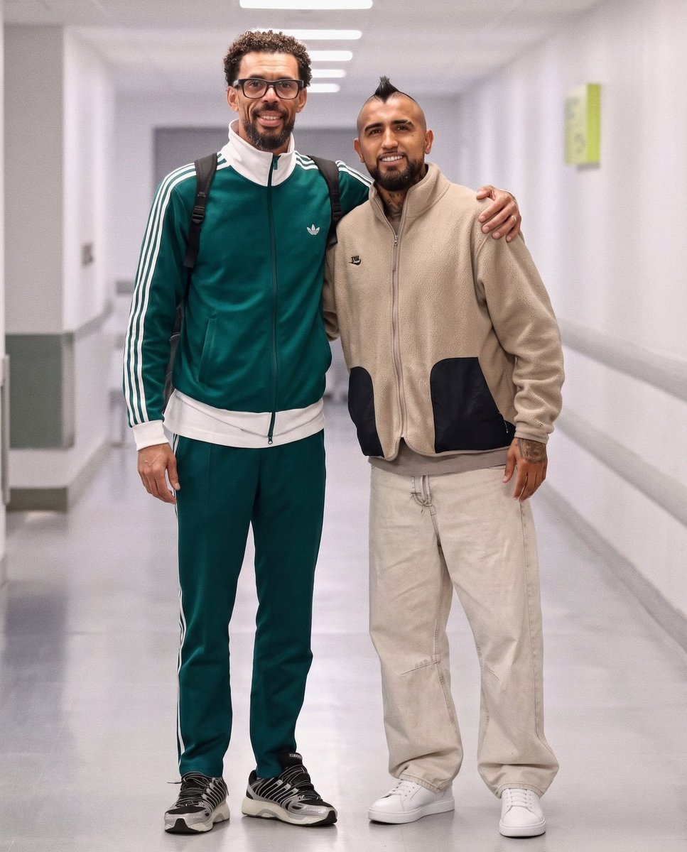 vozinhanews's tweet photo. Meeting a legend 🤝 https://t.co/exUx74u5hF