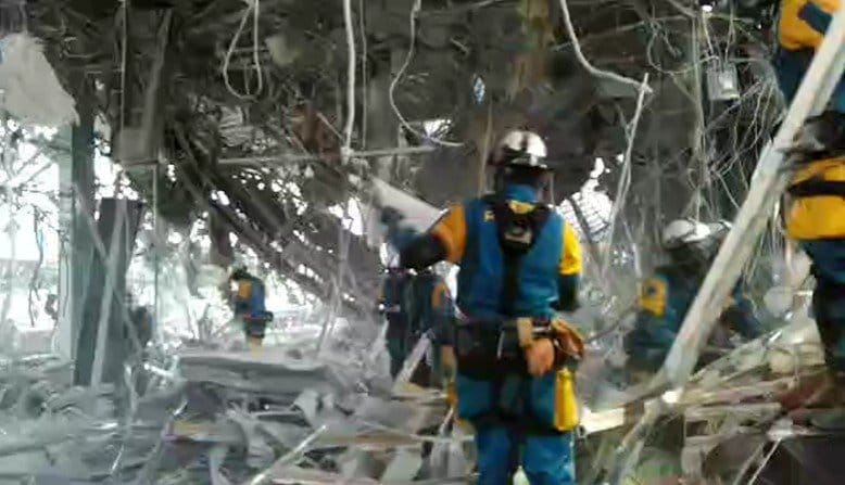 livedoornews's tweet photo. 【発表】イオンモール熊本の爆発で従業員2人死亡、コスメ店の運営会社が謝罪声明
https://t.co/4Tv3H6rNrE

会社側は、地震発生後に屋外に避難していた2人の従業員に対して、「売上金を金庫に戻してくれないか」と指示したことを認めていて、指示に従った2人は店内で爆発に巻き込まれた。

◆以下、会社の声明全文

令和8年熊本地震により被災された皆様に、心よりお見舞い申し上げます。
この度の地震並びにその後に発生した爆発事故により、イオンモール熊本で勤務する当社従業員2名の尊い命が失われる事態となりました。
お亡くなりになられた2名のご冥福を心よりお祈り申し上げますとともに、ご遺族の皆様に深くお詫び申し上げます。