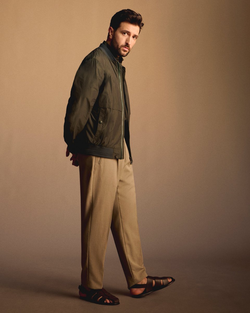 Corneliani_com's tweet photo. Seasons change, but elegance lasts. ⁠ ⁠ 
Discover the transitional pieces, including this water-repellent caban coat, to take you into September on our website.

⁠ #Corneliani #CornelianiInPerson #RealPeople https://t.co/qLQ6CuLQeW
