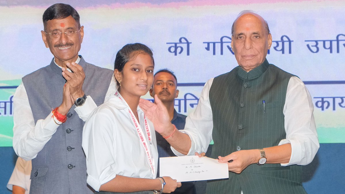 SpokespersonMoD's tweet photo. रक्षा मंत्री श्री @rajnathsingh ने AFHQ सिविलियन सर्विसेज़ दिवस समारोह के दौरान संयुक्त सचिव एवं मुख्य प्रशासनिक अधिकारी (JS & CAO) कार्यालय की संशोधित विज़न एवं मिशन स्टेटमेंट का शुभारंभ किया। उन्होंने Internet-Based Accommodation Management System (IBAMS) पोर्टल, eHRMS–TULIP 2.0 एकीकरण (दावों के निपटान हेतु), CAO–TULIP 2.0 एकीकरण (वेतन एवं भत्तों के प्रसंस्करण हेतु) तथा SPARROW पोर्टल पर ऑनबोर्डिंग सहित कई डिजिटल पहलों का शुभारंभ किया। उन्होंने 'संवाद' पत्रिका के 34वें अंक का विमोचन भी किया तथा खेल, शिक्षा एवं अन्य क्षेत्रों में उत्कृष्ट उपलब्धि हासिल करने वाले AFHQ कार्मिकों और उनके मेधावी बच्चों को सम्मानित किया।