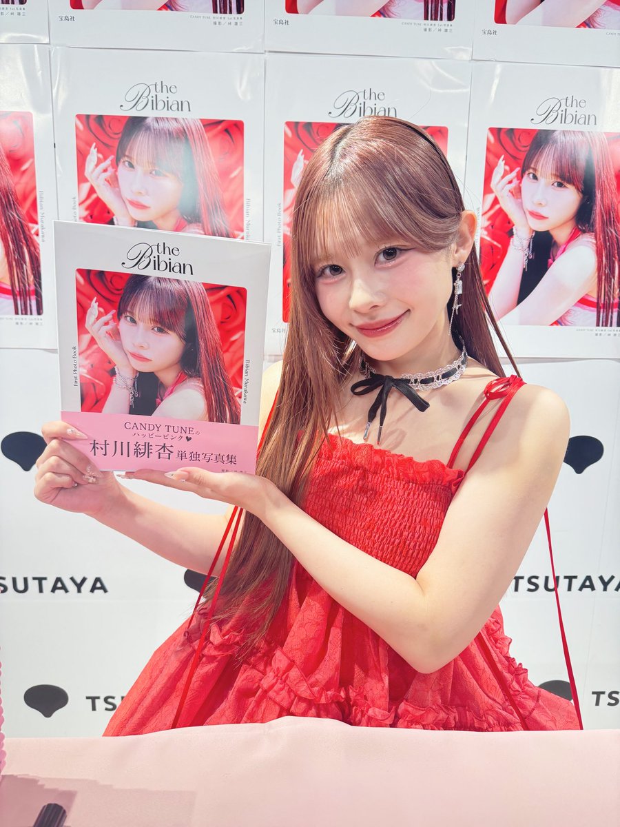 bibian_1stbook's tweet photo. 東京＆大阪イベントにお越しいただいた皆さま、ハッピーな時間を一緒に作っていただきありがとうございました🌺

写真1枚目は東京イベント、2枚目は大阪イベントの緋杏さんです📸

これからも写真集をたくさん見て、緋杏さんの素敵な姿で元気になってもらえたらうれしいです🩷

#CANDYTUNE #村川緋杏1st写真集 #theBibian