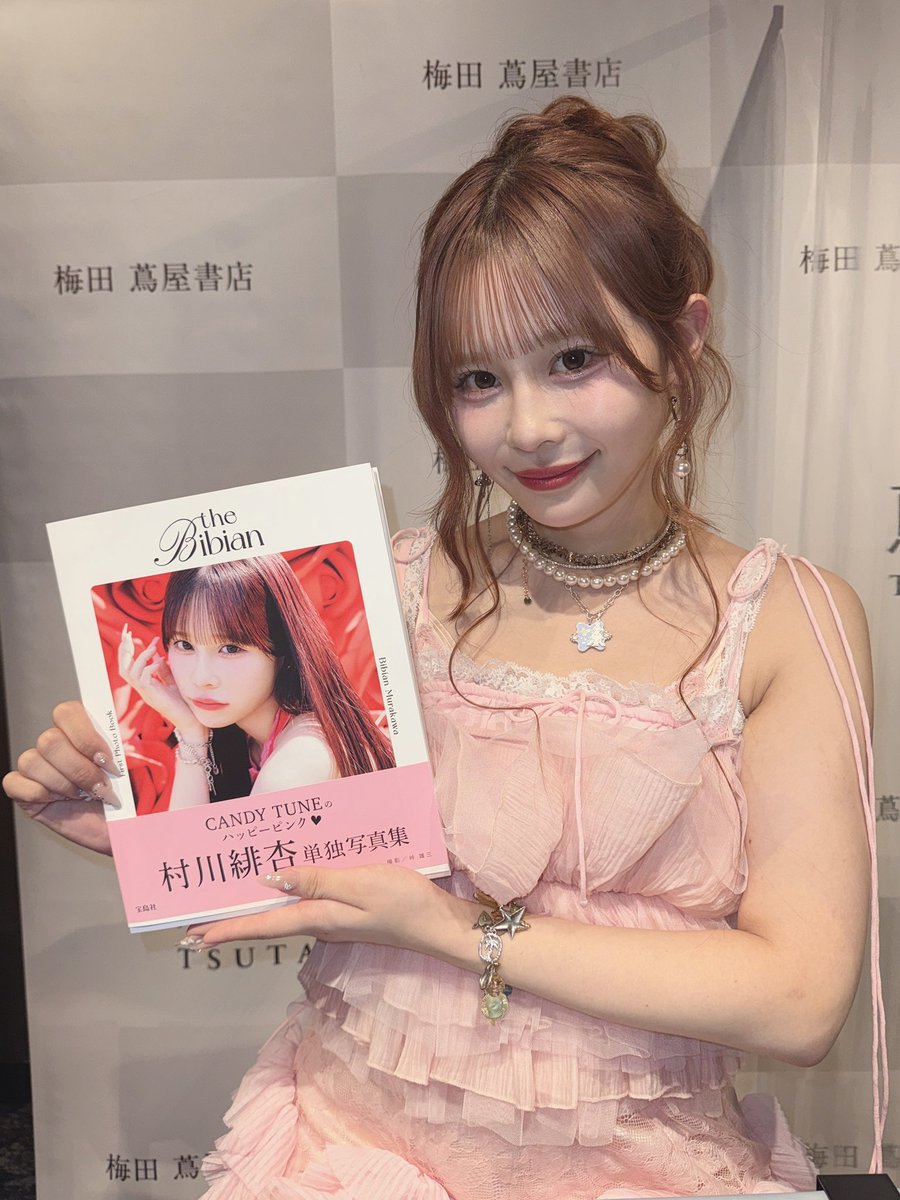 bibian_1stbook's tweet photo. 東京＆大阪イベントにお越しいただいた皆さま、ハッピーな時間を一緒に作っていただきありがとうございました🌺

写真1枚目は東京イベント、2枚目は大阪イベントの緋杏さんです📸

これからも写真集をたくさん見て、緋杏さんの素敵な姿で元気になってもらえたらうれしいです🩷

#CANDYTUNE #村川緋杏1st写真集 #theBibian